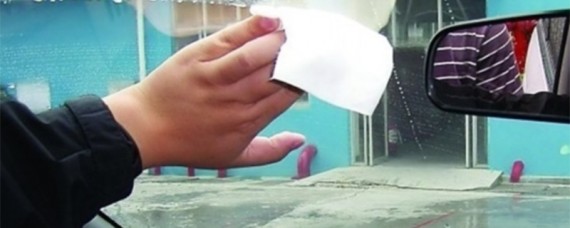 夏天雨天车内除雾技巧